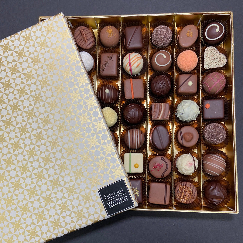 Pralinenpackung 49 gold geöffnet Geschenk – Pralinen und Schokolade von Herget Schokoladenmanufaktur