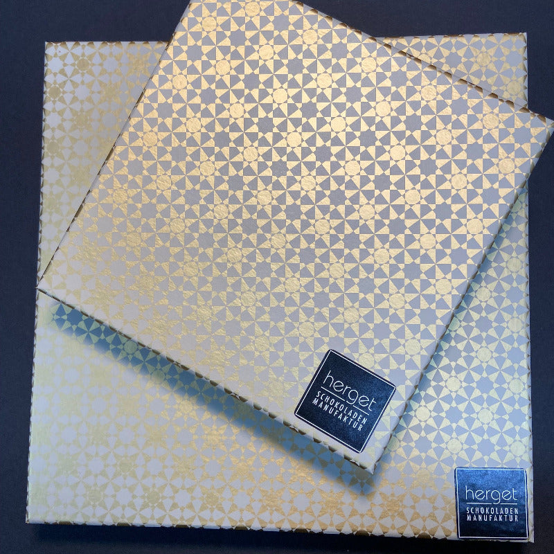 Pralinenpackung 49 u 36 gold geschlossen. Geschenk – Pralinen und Schokolade von Herget Schokoladenmanufaktur