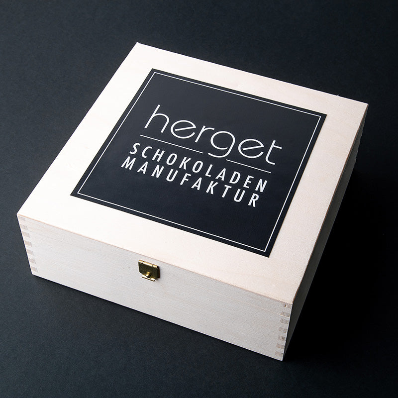 
                  
                    Große geschlossene Holzkassette mit Logoetikett

                  
                