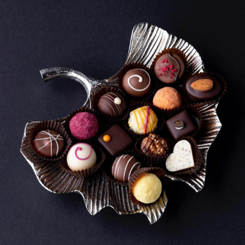 
                  
                    Pralinendekor auf Ginkokschale
                  
                