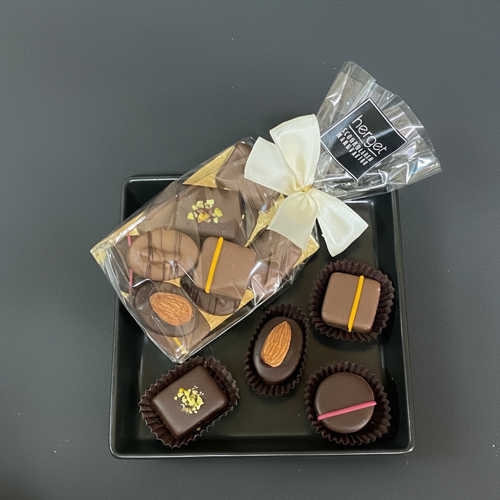 
                  
                    Marzipan Pralinenbeutel mit dunklem Hintergrund
                  
                