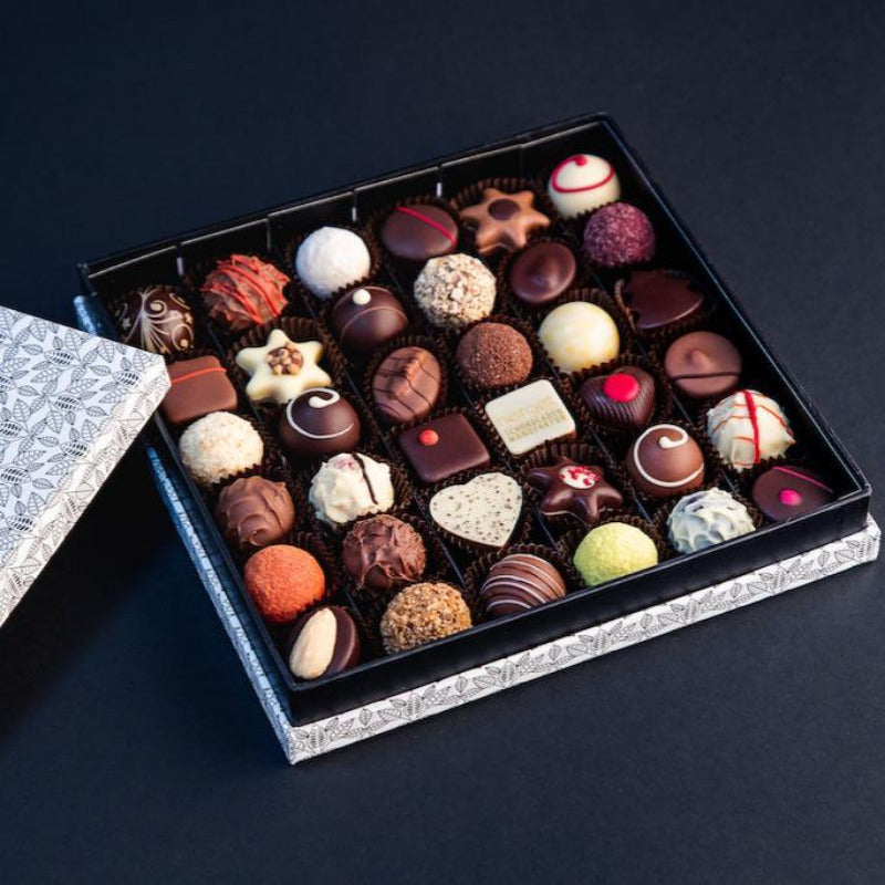 
                  
                    Große Geschenkbox mit 36 handgemachten Pralinen, bunt gemischte Auswahl – luxuriöse Pralinenmischung aus der Schokoladenmanufaktur.

                  
                