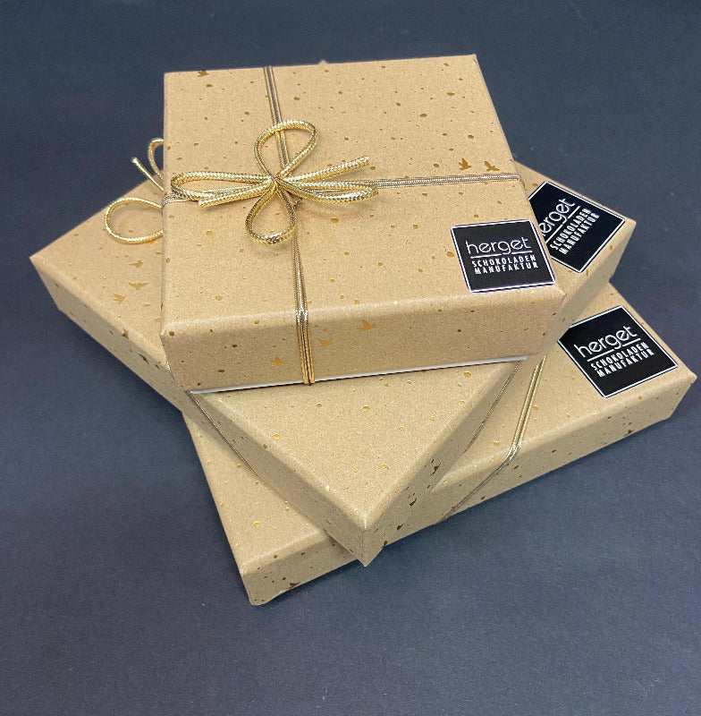 Pralinenpackung-beige-gold-Sortiment-handgemacht- geschlossen