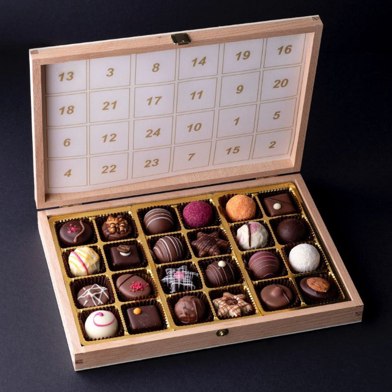 
                  
                    Adventskalender-Pralinenbox aus Buchenholz
                  
                